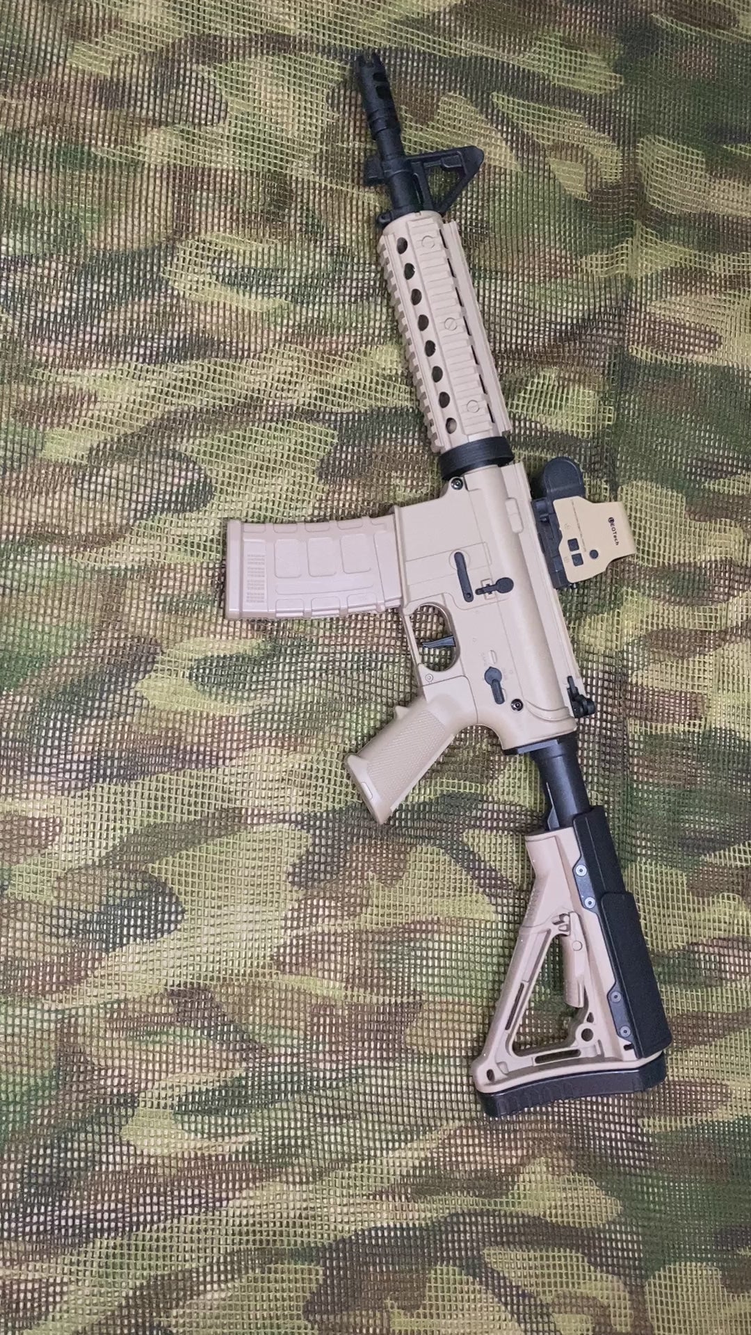 Charger la vidéo : Vidéo présentant tan M4A1 fusil Gelsoft: profil latéral, insertion de magazine, et le tir en mode unique et automatique.